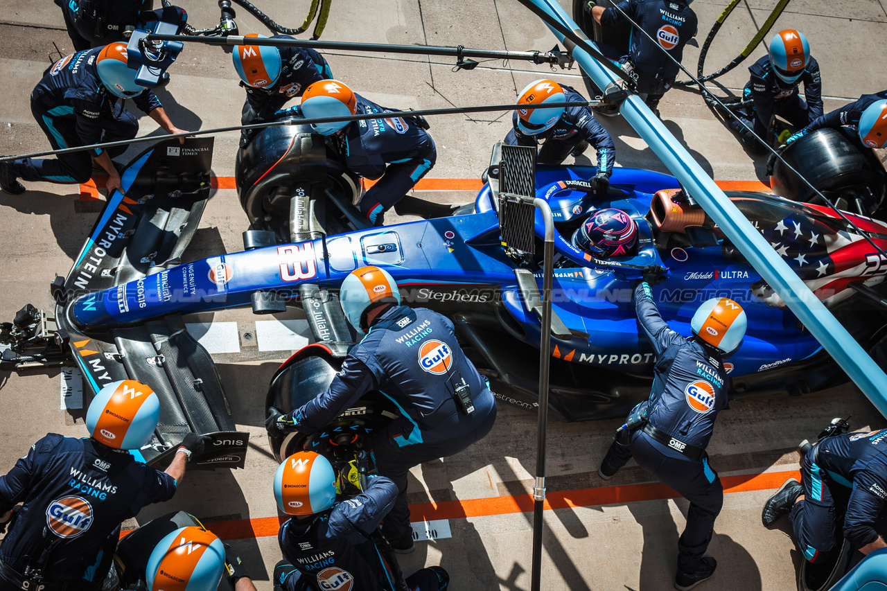 GP STATI UNITI, Alexander Albon (THA) Williams Racing FW45 makes a pit stop.

22.10.2023. Formula 1 World Championship, Rd 19, United States Grand Prix, Austin, Texas, USA, Gara Day.

- www.xpbimages.com, EMail: requests@xpbimages.com © Copyright: Bearne / XPB Images