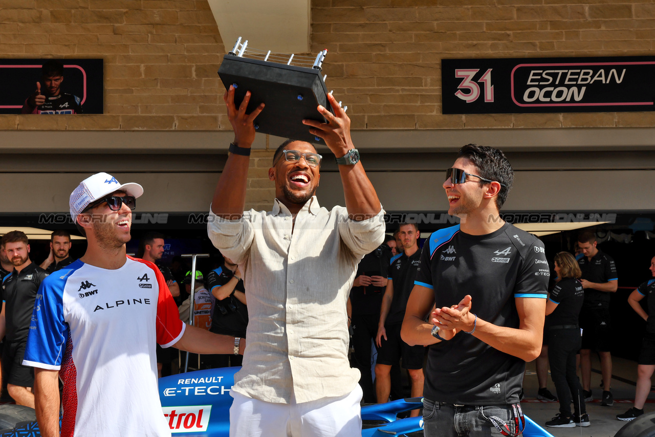 GP STATI UNITI, (L to R): Pierre Gasly (FRA) Alpine F1 Team with Anthony Joshua (GBR) Boxer e Otro Capital Alpine F1 Team Investor e Esteban Ocon (FRA) Alpine F1 Team.

22.10.2023. Formula 1 World Championship, Rd 19, United States Grand Prix, Austin, Texas, USA, Gara Day.

- www.xpbimages.com, EMail: requests@xpbimages.com © Copyright: Batchelor / XPB Images