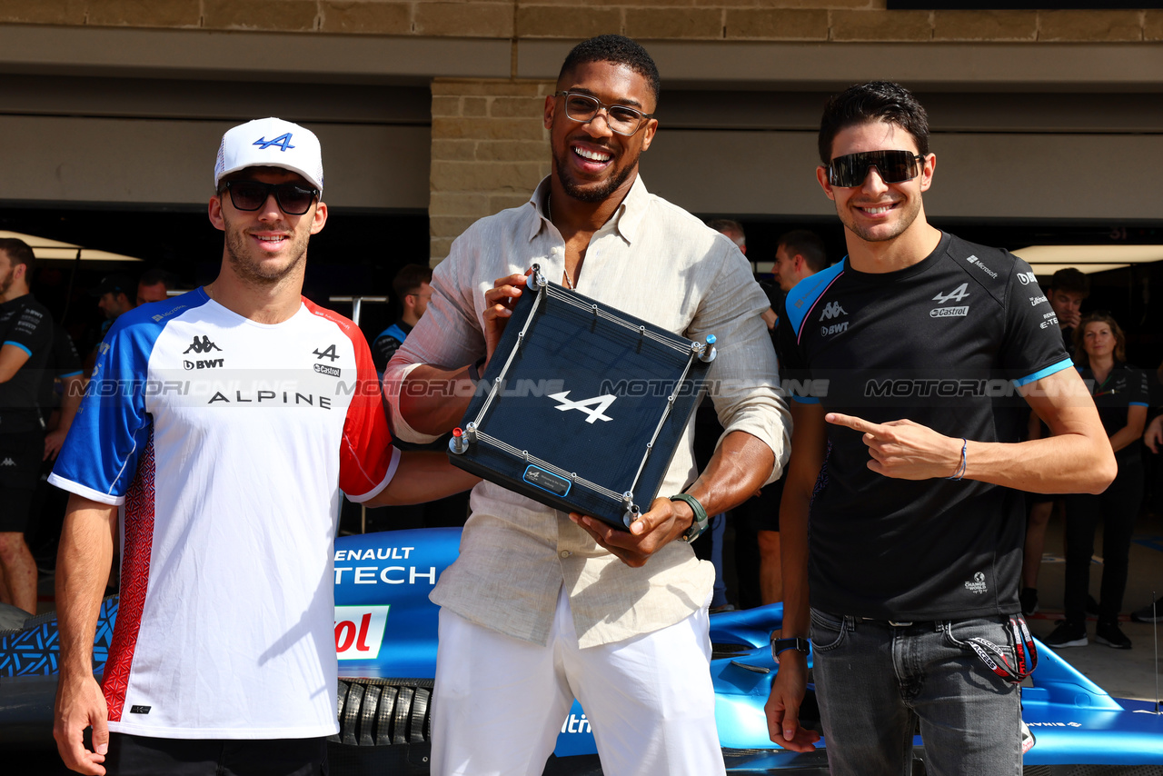 GP STATI UNITI, (L to R): Pierre Gasly (FRA) Alpine F1 Team with Anthony Joshua (GBR) Boxer e Otro Capital Alpine F1 Team Investor e Esteban Ocon (FRA) Alpine F1 Team.

22.10.2023. Formula 1 World Championship, Rd 19, United States Grand Prix, Austin, Texas, USA, Gara Day.

- www.xpbimages.com, EMail: requests@xpbimages.com © Copyright: Batchelor / XPB Images