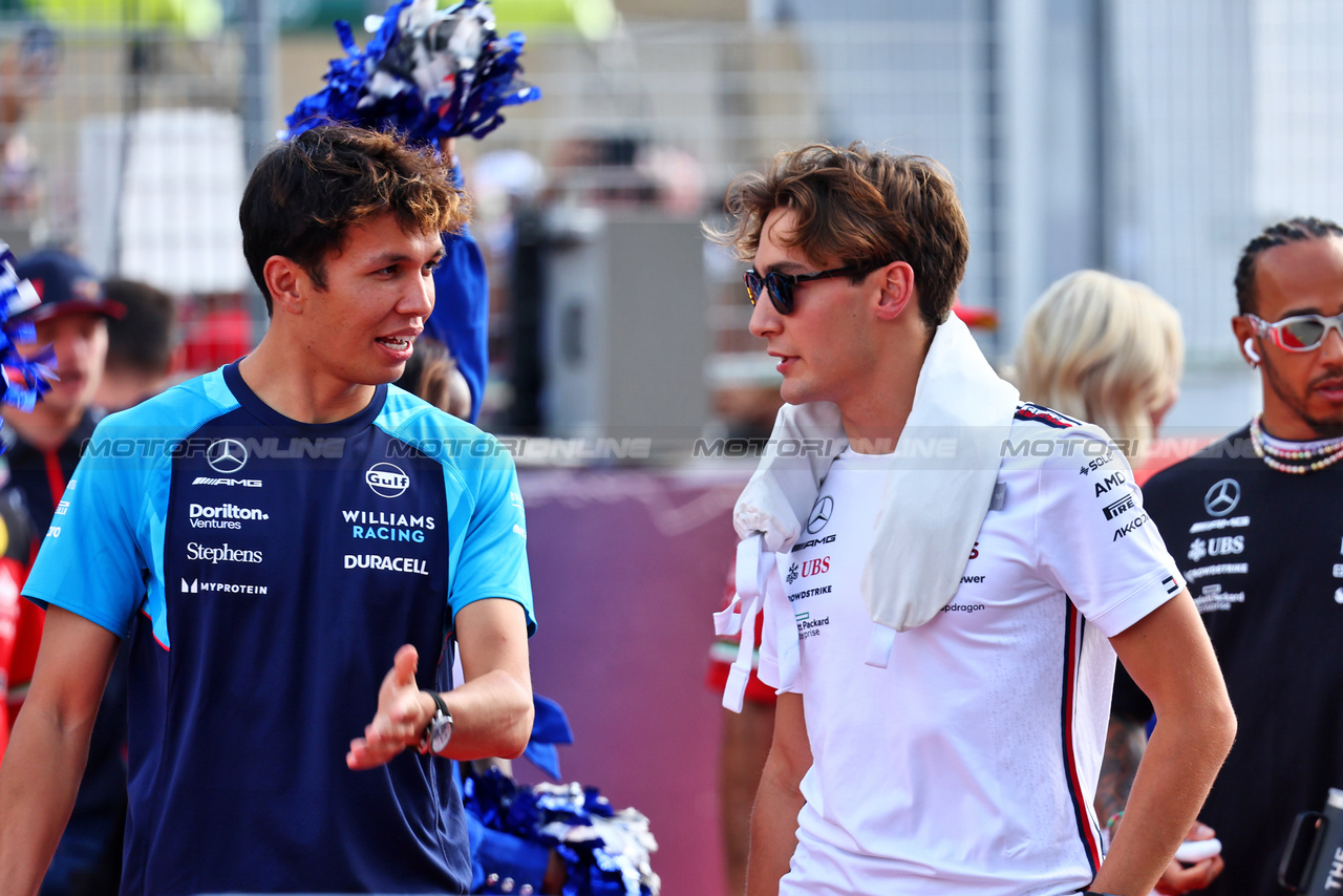 GP STATI UNITI, (L to R): Alexander Albon (THA) Williams Racing e George Russell (GBR) Mercedes AMG F1 on the drivers' parade.

22.10.2023. Formula 1 World Championship, Rd 19, United States Grand Prix, Austin, Texas, USA, Gara Day.

- www.xpbimages.com, EMail: requests@xpbimages.com © Copyright: Batchelor / XPB Images