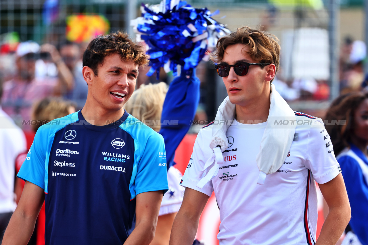GP STATI UNITI, (L to R): Alexander Albon (THA) Williams Racing e George Russell (GBR) Mercedes AMG F1 on the drivers' parade.

22.10.2023. Formula 1 World Championship, Rd 19, United States Grand Prix, Austin, Texas, USA, Gara Day.

- www.xpbimages.com, EMail: requests@xpbimages.com © Copyright: Batchelor / XPB Images
