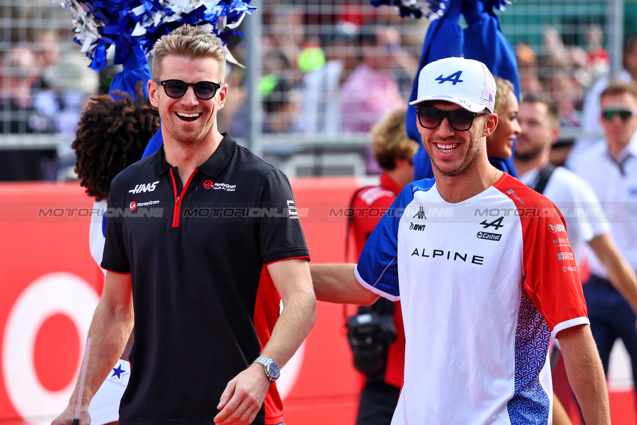 GP STATI UNITI, (L to R): Nico Hulkenberg (GER) Haas F1 Team e Pierre Gasly (FRA) Alpine F1 Team on the drivers' parade.

22.10.2023. Formula 1 World Championship, Rd 19, United States Grand Prix, Austin, Texas, USA, Gara Day.

- www.xpbimages.com, EMail: requests@xpbimages.com © Copyright: Batchelor / XPB Images