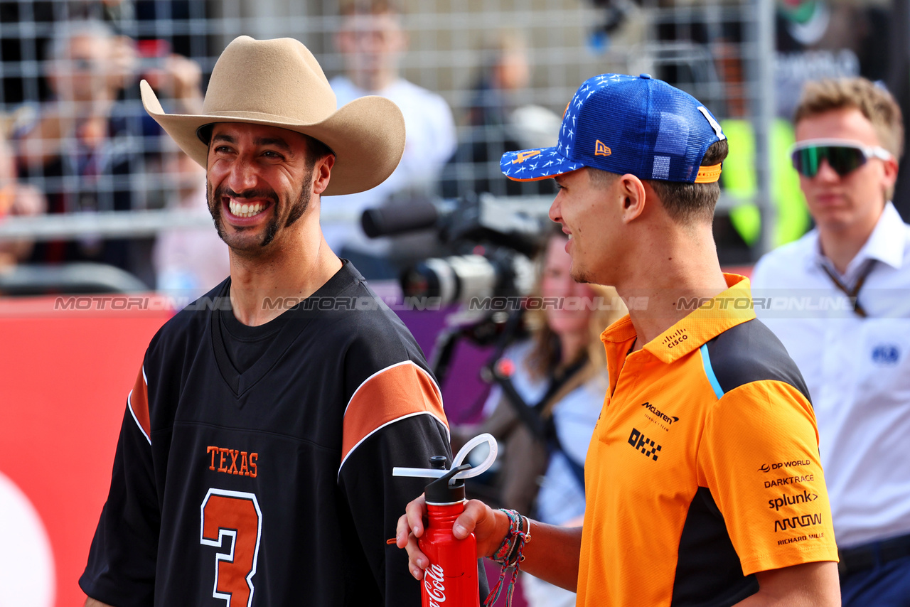 GP STATI UNITI, (L to R): Daniel Ricciardo (AUS) AlphaTauri aND Lando Norris (GBR) McLaren On the drivers' parade.

22.10.2023. Formula 1 World Championship, Rd 19, United States Grand Prix, Austin, Texas, USA, Gara Day.

- www.xpbimages.com, EMail: requests@xpbimages.com © Copyright: Batchelor / XPB Images