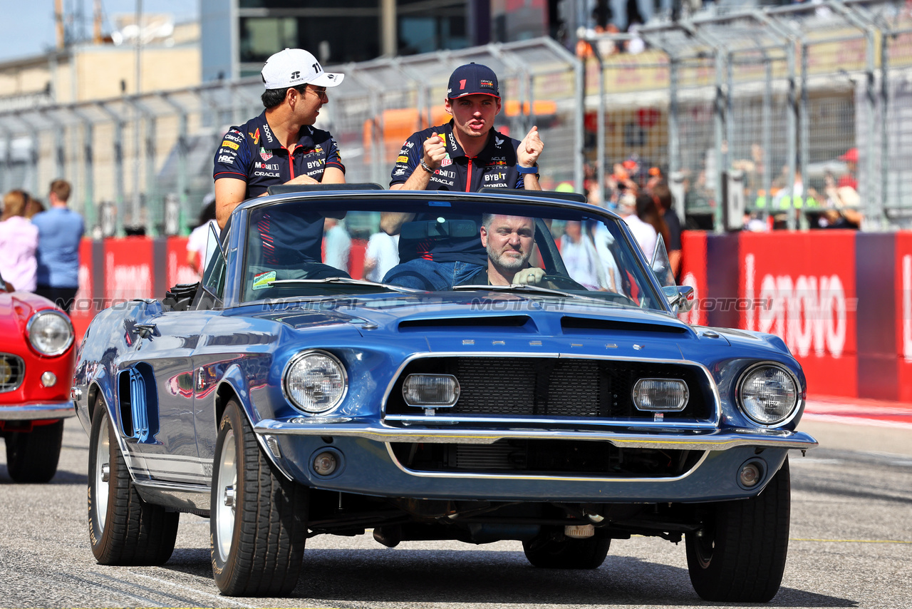 GP STATI UNITI, (L to R): Sergio Perez (MEX) Red Bull Racing e Max Verstappen (NLD) Red Bull Racing on the drivers' parade.

22.10.2023. Formula 1 World Championship, Rd 19, United States Grand Prix, Austin, Texas, USA, Gara Day.

- www.xpbimages.com, EMail: requests@xpbimages.com © Copyright: Batchelor / XPB Images
