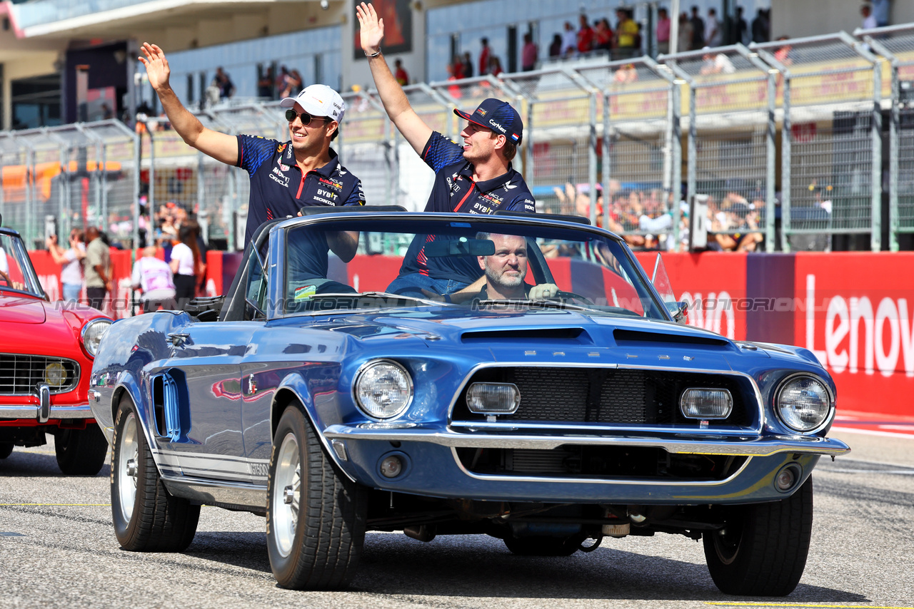 GP STATI UNITI, (L to R): Sergio Perez (MEX) Red Bull Racing e Max Verstappen (NLD) Red Bull Racing on the drivers' parade.

22.10.2023. Formula 1 World Championship, Rd 19, United States Grand Prix, Austin, Texas, USA, Gara Day.

- www.xpbimages.com, EMail: requests@xpbimages.com © Copyright: Batchelor / XPB Images