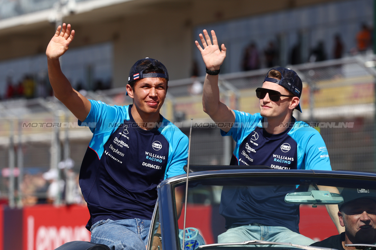 GP STATI UNITI, (L to R): Alexander Albon (THA) Williams Racing e Logan Sargeant (USA) Williams Racing on the drivers' parade.

22.10.2023. Formula 1 World Championship, Rd 19, United States Grand Prix, Austin, Texas, USA, Gara Day.

- www.xpbimages.com, EMail: requests@xpbimages.com © Copyright: Batchelor / XPB Images