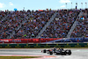 GP STATI UNITI, Lando Norris (GBR) McLaren MCL60 e Lewis Hamilton (GBR) Mercedes AMG F1 W14 battle for position.
22.10.2023. Formula 1 World Championship, Rd 19, United States Grand Prix, Austin, Texas, USA, Gara Day.
 - www.xpbimages.com, EMail: requests@xpbimages.com © Copyright: Coates / XPB Images