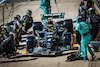 GP STATI UNITI, Lewis Hamilton (GBR) Mercedes AMG F1 W14 makes a pit stop.
22.10.2023. Formula 1 World Championship, Rd 19, United States Grand Prix, Austin, Texas, USA, Gara Day.
- www.xpbimages.com, EMail: requests@xpbimages.com © Copyright: Bearne / XPB Images