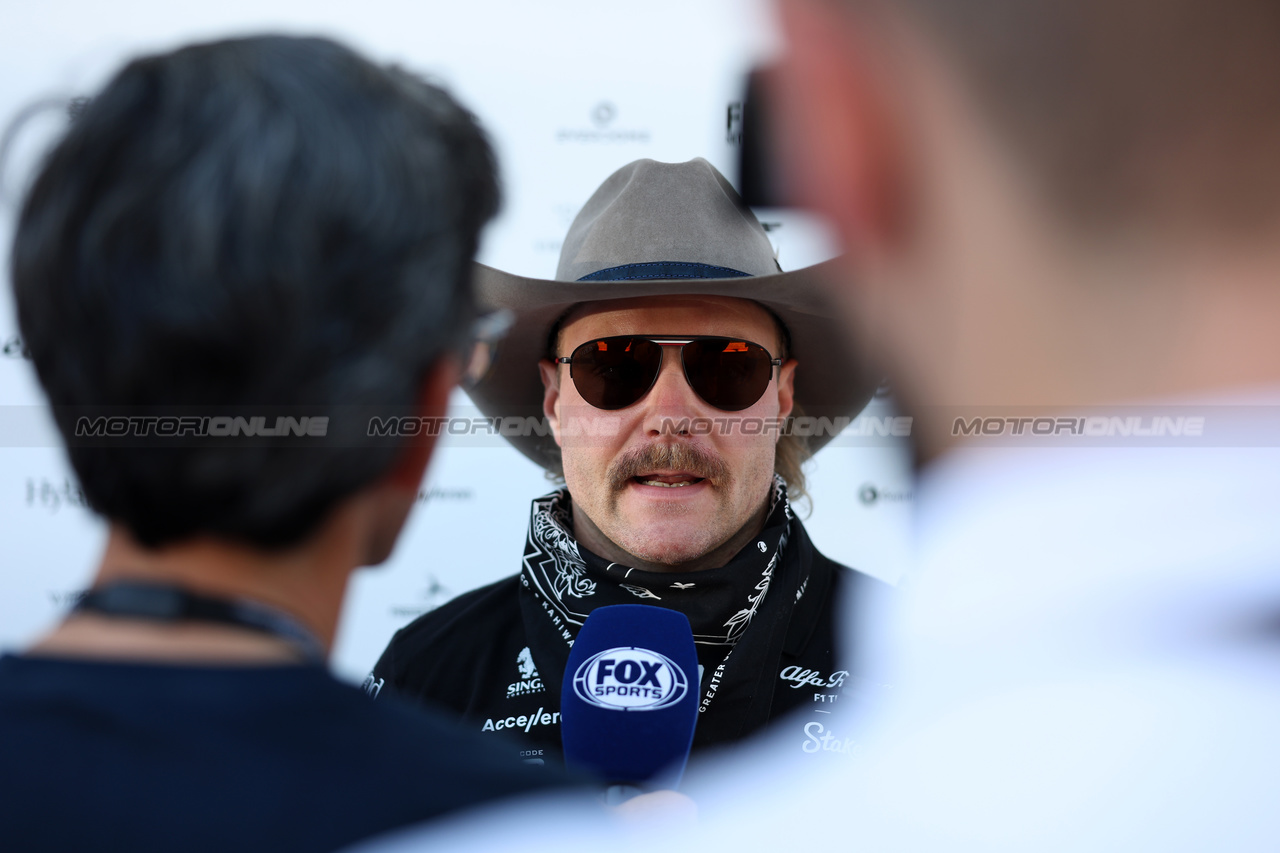 GP STATI UNITI, Valtteri Bottas (FIN) Alfa Romeo F1 Team with the media.

19.10.2023. Formula 1 World Championship, Rd 19, United States Grand Prix, Austin, Texas, USA, Preparation Day.

 - www.xpbimages.com, EMail: requests@xpbimages.com © Copyright: Rew / XPB Images