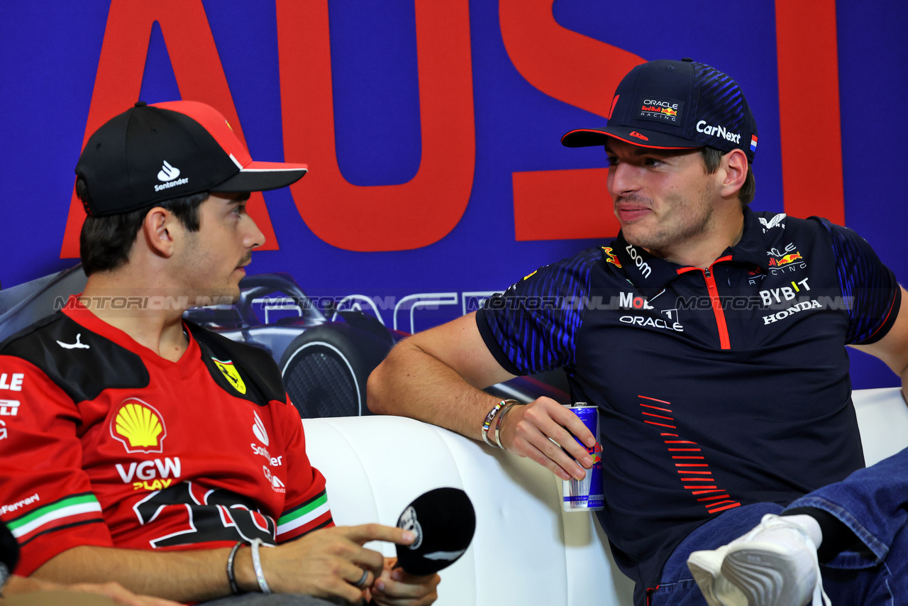 GP STATI UNITI, (L to R): Charles Leclerc (MON) Ferrari e Max Verstappen (NLD) Red Bull Racing in the FIA Press Conference.

19.10.2023. Formula 1 World Championship, Rd 19, United States Grand Prix, Austin, Texas, USA, Preparation Day.

- www.xpbimages.com, EMail: requests@xpbimages.com © Copyright: Bearne / XPB Images