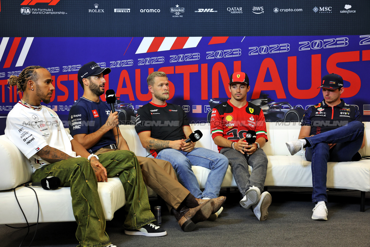 GP STATI UNITI, (L to R): Lewis Hamilton (GBR) Mercedes AMG F1; Daniel Ricciardo (AUS) AlphaTauri; Kevin Magnussen (DEN) Haas F1 Team; Charles Leclerc (MON) Ferrari; e Max Verstappen (NLD) Red Bull Racing, in the FIA Press Conference.

19.10.2023. Formula 1 World Championship, Rd 19, United States Grand Prix, Austin, Texas, USA, Preparation Day.

- www.xpbimages.com, EMail: requests@xpbimages.com © Copyright: Bearne / XPB Images