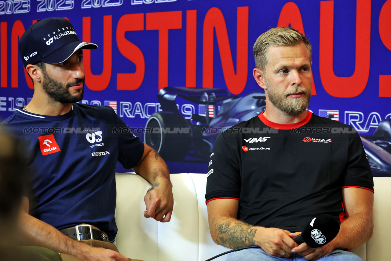 GP STATI UNITI, (L to R): Daniel Ricciardo (AUS) AlphaTauri e Kevin Magnussen (DEN) Haas F1 Team in the FIA Press Conference.

19.10.2023. Formula 1 World Championship, Rd 19, United States Grand Prix, Austin, Texas, USA, Preparation Day.

- www.xpbimages.com, EMail: requests@xpbimages.com © Copyright: Bearne / XPB Images