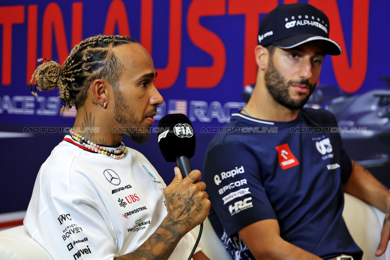 GP STATI UNITI, Lewis Hamilton (GBR) Mercedes AMG F1 e Daniel Ricciardo (AUS) AlphaTauri in the FIA Press Conference.

19.10.2023. Formula 1 World Championship, Rd 19, United States Grand Prix, Austin, Texas, USA, Preparation Day.

- www.xpbimages.com, EMail: requests@xpbimages.com © Copyright: Bearne / XPB Images