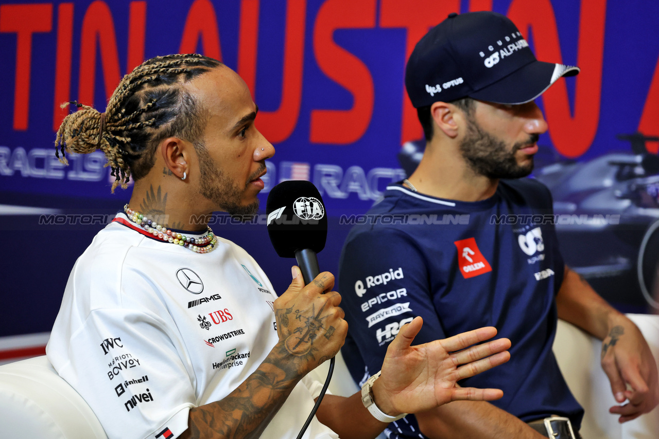 GP STATI UNITI, Lewis Hamilton (GBR) Mercedes AMG F1 e Daniel Ricciardo (AUS) AlphaTauri in the FIA Press Conference.

19.10.2023. Formula 1 World Championship, Rd 19, United States Grand Prix, Austin, Texas, USA, Preparation Day.

- www.xpbimages.com, EMail: requests@xpbimages.com © Copyright: Bearne / XPB Images