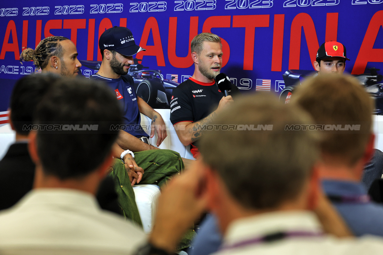 GP STATI UNITI, (L to R): Lewis Hamilton (GBR) Mercedes AMG F1; Daniel Ricciardo (AUS) AlphaTauri; Kevin Magnussen (DEN) Haas F1 Team; e Charles Leclerc (MON) Ferrari, in the FIA Press Conference.

19.10.2023. Formula 1 World Championship, Rd 19, United States Grand Prix, Austin, Texas, USA, Preparation Day.

- www.xpbimages.com, EMail: requests@xpbimages.com © Copyright: Bearne / XPB Images