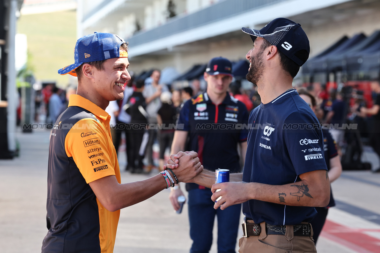 GP STATI UNITI, (L to R): Lando Norris (GBR) McLaren e Daniel Ricciardo (AUS) AlphaTauri.

19.10.2023. Formula 1 World Championship, Rd 19, United States Grand Prix, Austin, Texas, USA, Preparation Day.

- www.xpbimages.com, EMail: requests@xpbimages.com © Copyright: Moy / XPB Images