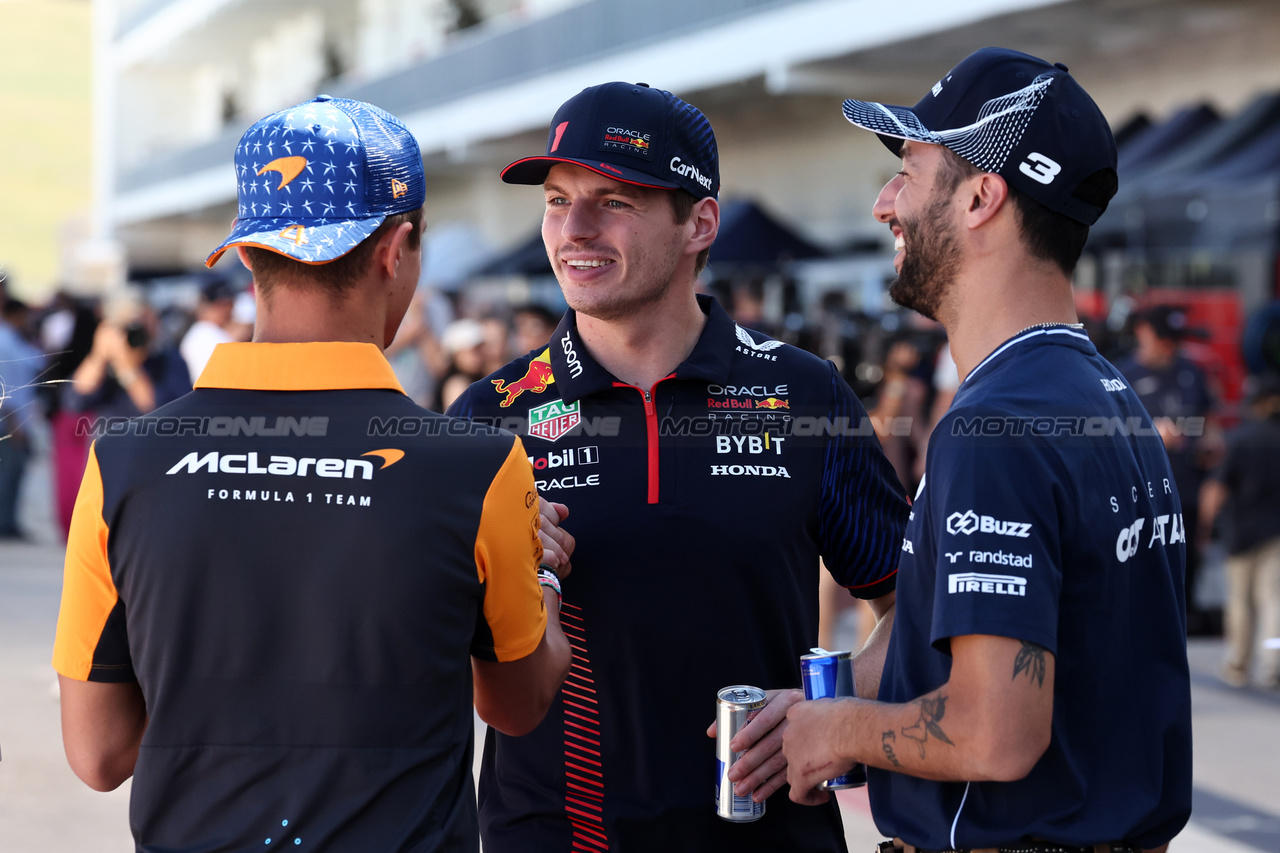 GP STATI UNITI, (L to R): Lando Norris (GBR) McLaren with Max Verstappen (NLD) Red Bull Racing e Daniel Ricciardo (AUS) AlphaTauri.

19.10.2023. Formula 1 World Championship, Rd 19, United States Grand Prix, Austin, Texas, USA, Preparation Day.

- www.xpbimages.com, EMail: requests@xpbimages.com © Copyright: Moy / XPB Images
