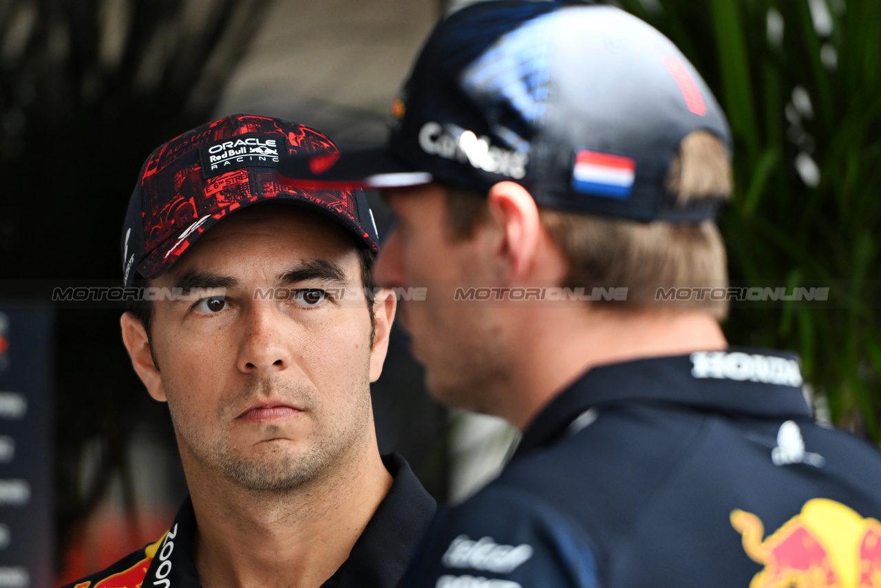 GP STATI UNITI, Sergio Perez (MEX) Red Bull Racing e team mate Max Verstappen (NLD) Red Bull Racing.

19.10.2023. Formula 1 World Championship, Rd 19, United States Grand Prix, Austin, Texas, USA, Preparation Day.

- www.xpbimages.com, EMail: requests@xpbimages.com © Copyright: Price / XPB Images