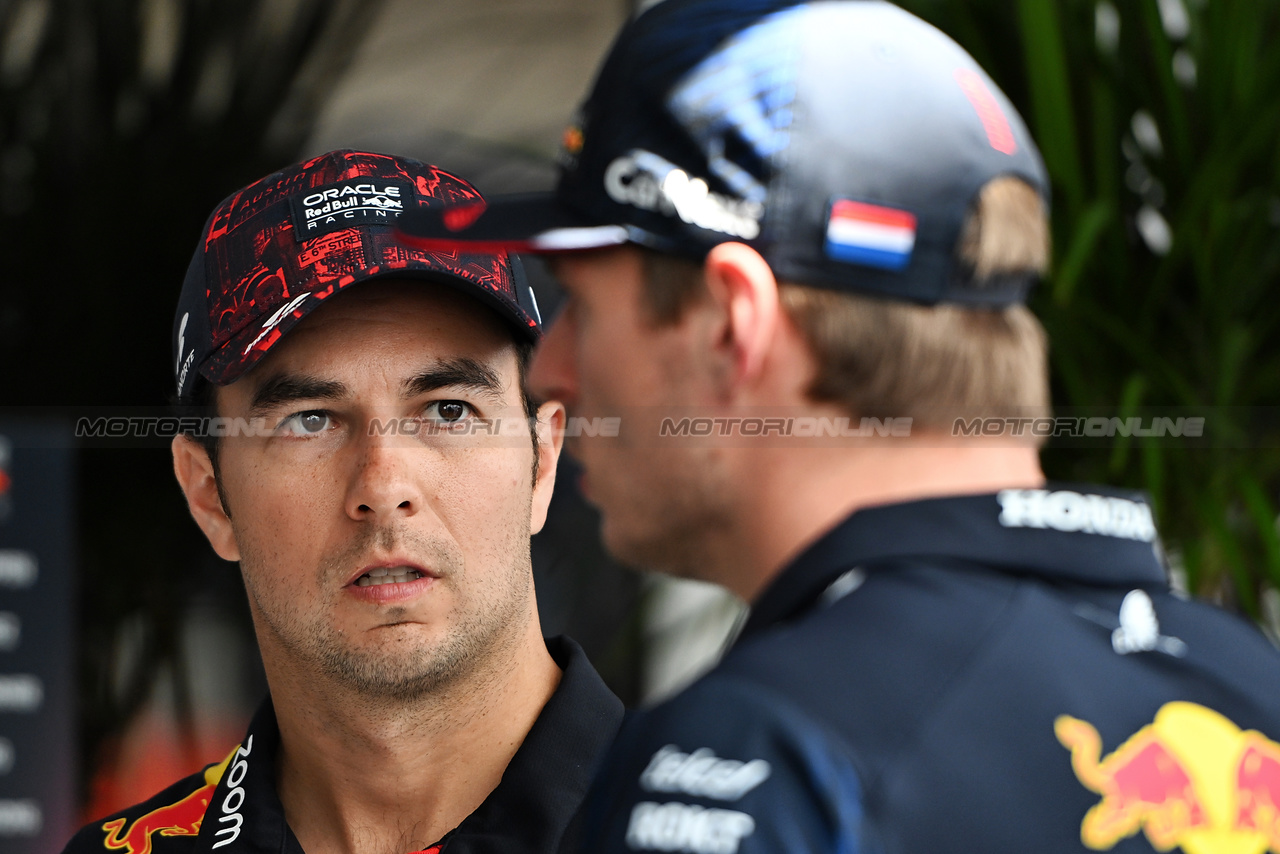 GP STATI UNITI, Sergio Perez (MEX) Red Bull Racing e team mate Max Verstappen (NLD) Red Bull Racing.

19.10.2023. Formula 1 World Championship, Rd 19, United States Grand Prix, Austin, Texas, USA, Preparation Day.

- www.xpbimages.com, EMail: requests@xpbimages.com © Copyright: Price / XPB Images