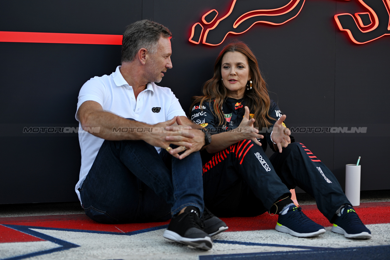 GP STATI UNITI, (L to R): Christian Horner (GBR) Red Bull Racing Team Principal with Drew Barrymore (USA) Actress.

19.10.2023. Formula 1 World Championship, Rd 19, United States Grand Prix, Austin, Texas, USA, Preparation Day.

- www.xpbimages.com, EMail: requests@xpbimages.com © Copyright: Price / XPB Images