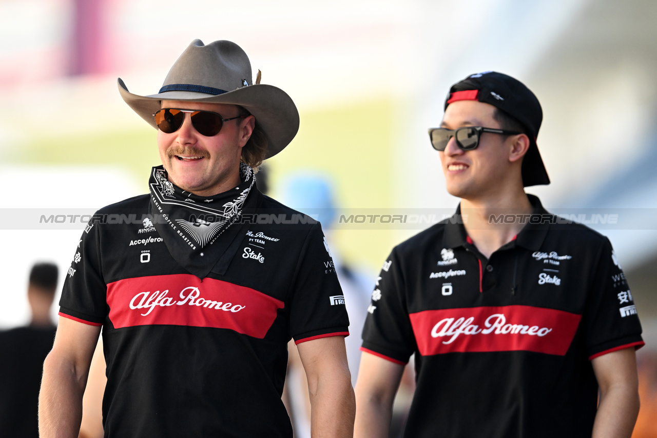 GP STATI UNITI, (L to R): Valtteri Bottas (FIN) Alfa Romeo F1 Team e team mate Zhou Guanyu (CHN) Alfa Romeo F1 Team.

19.10.2023. Formula 1 World Championship, Rd 19, United States Grand Prix, Austin, Texas, USA, Preparation Day.

- www.xpbimages.com, EMail: requests@xpbimages.com © Copyright: Price / XPB Images
