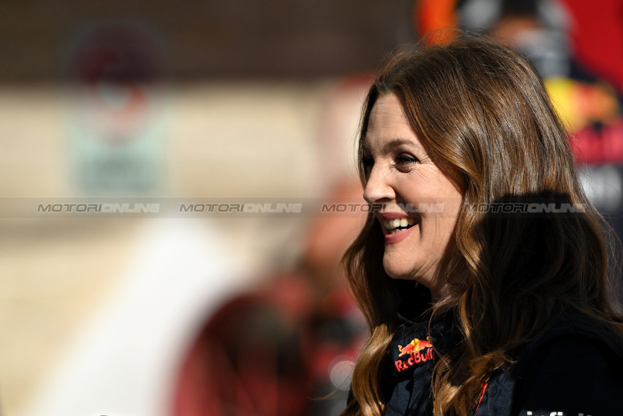GP STATI UNITI, Drew Barrymore (USA) Actress.

19.10.2023. Formula 1 World Championship, Rd 19, United States Grand Prix, Austin, Texas, USA, Preparation Day.

- www.xpbimages.com, EMail: requests@xpbimages.com © Copyright: Price / XPB Images