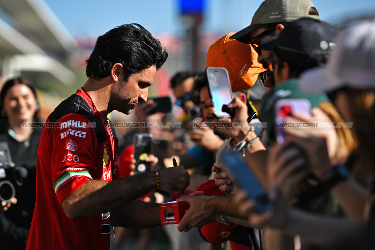 GP STATI UNITI, Carlos Sainz Jr (ESP) Ferrari with fans.

19.10.2023. Formula 1 World Championship, Rd 19, United States Grand Prix, Austin, Texas, USA, Preparation Day.

- www.xpbimages.com, EMail: requests@xpbimages.com © Copyright: Price / XPB Images