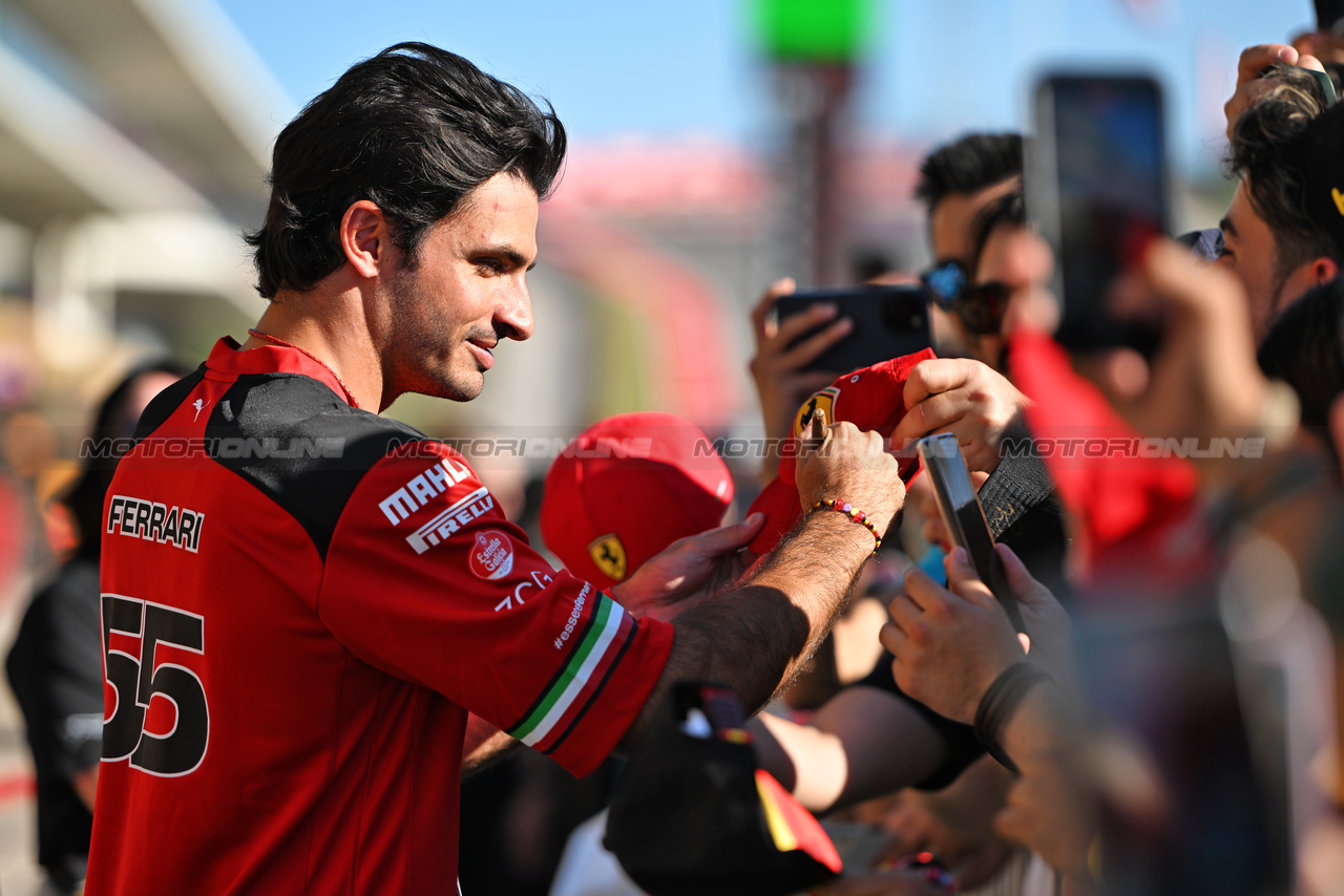 GP STATI UNITI, Carlos Sainz Jr (ESP) Ferrari with fans.

19.10.2023. Formula 1 World Championship, Rd 19, United States Grand Prix, Austin, Texas, USA, Preparation Day.

- www.xpbimages.com, EMail: requests@xpbimages.com © Copyright: Price / XPB Images
