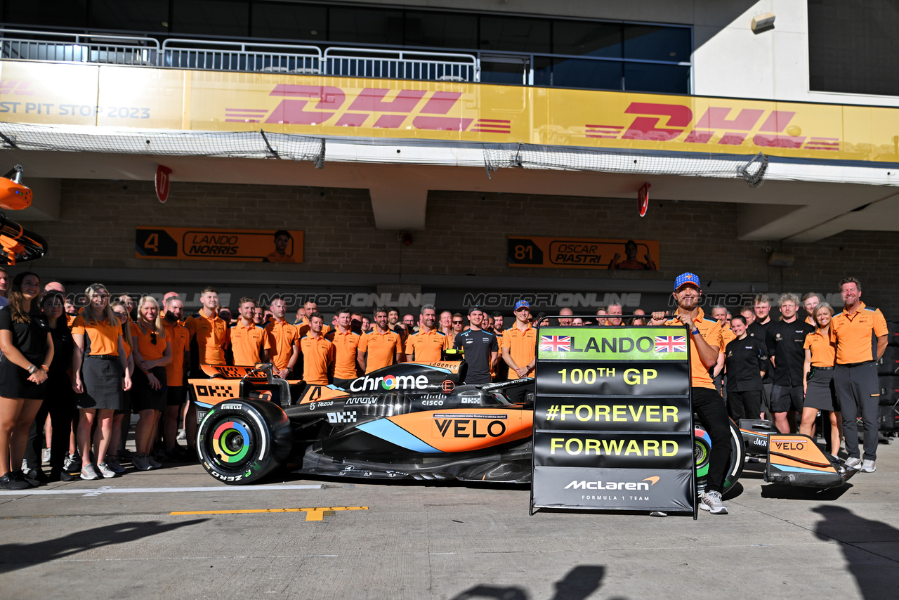 GP STATI UNITI, Lando Norris (GBR) McLaren celebrates his 100th GP with the team.

19.10.2023. Formula 1 World Championship, Rd 19, United States Grand Prix, Austin, Texas, USA, Preparation Day.

- www.xpbimages.com, EMail: requests@xpbimages.com © Copyright: Price / XPB Images