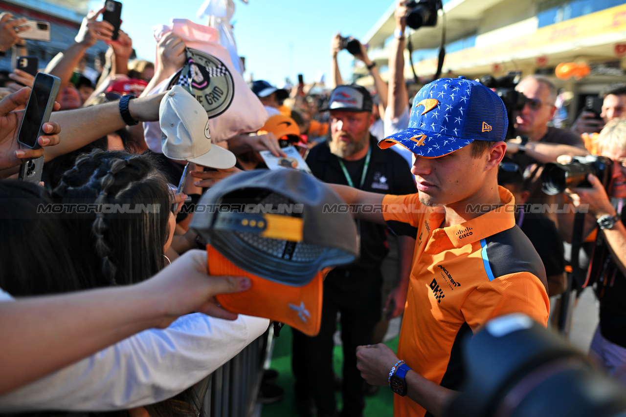 GP STATI UNITI, Lando Norris (GBR) McLaren with fans.

19.10.2023. Formula 1 World Championship, Rd 19, United States Grand Prix, Austin, Texas, USA, Preparation Day.

- www.xpbimages.com, EMail: requests@xpbimages.com © Copyright: Price / XPB Images