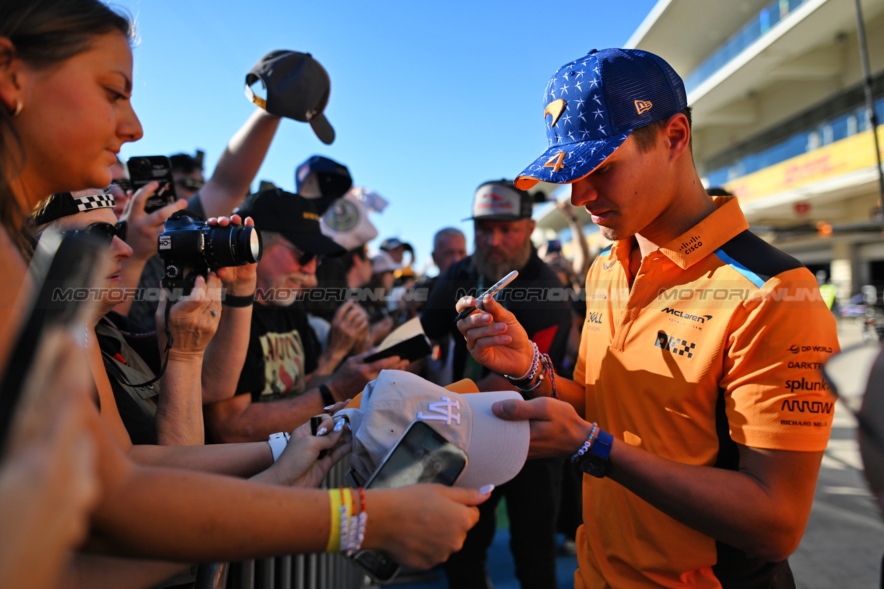 GP STATI UNITI, Lando Norris (GBR) McLaren with fans.

19.10.2023. Formula 1 World Championship, Rd 19, United States Grand Prix, Austin, Texas, USA, Preparation Day.

- www.xpbimages.com, EMail: requests@xpbimages.com © Copyright: Price / XPB Images