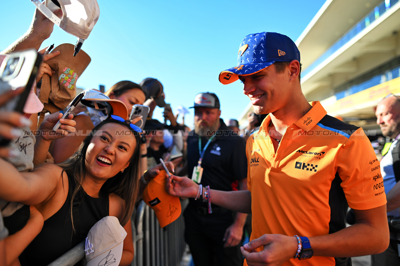 GP STATI UNITI, Lando Norris (GBR) McLaren with fans.

19.10.2023. Formula 1 World Championship, Rd 19, United States Grand Prix, Austin, Texas, USA, Preparation Day.

- www.xpbimages.com, EMail: requests@xpbimages.com © Copyright: Price / XPB Images