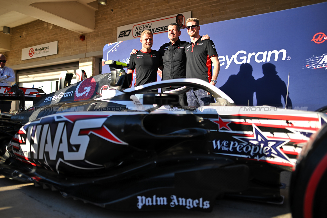 GP STATI UNITI, (L to R): Kevin Magnussen (DEN) Haas F1 Team with Guenther Steiner (ITA) Haas F1 Team Prinicipal e Nico Hulkenberg (GER) Haas F1 Team.

19.10.2023. Formula 1 World Championship, Rd 19, United States Grand Prix, Austin, Texas, USA, Preparation Day.

- www.xpbimages.com, EMail: requests@xpbimages.com © Copyright: Price / XPB Images