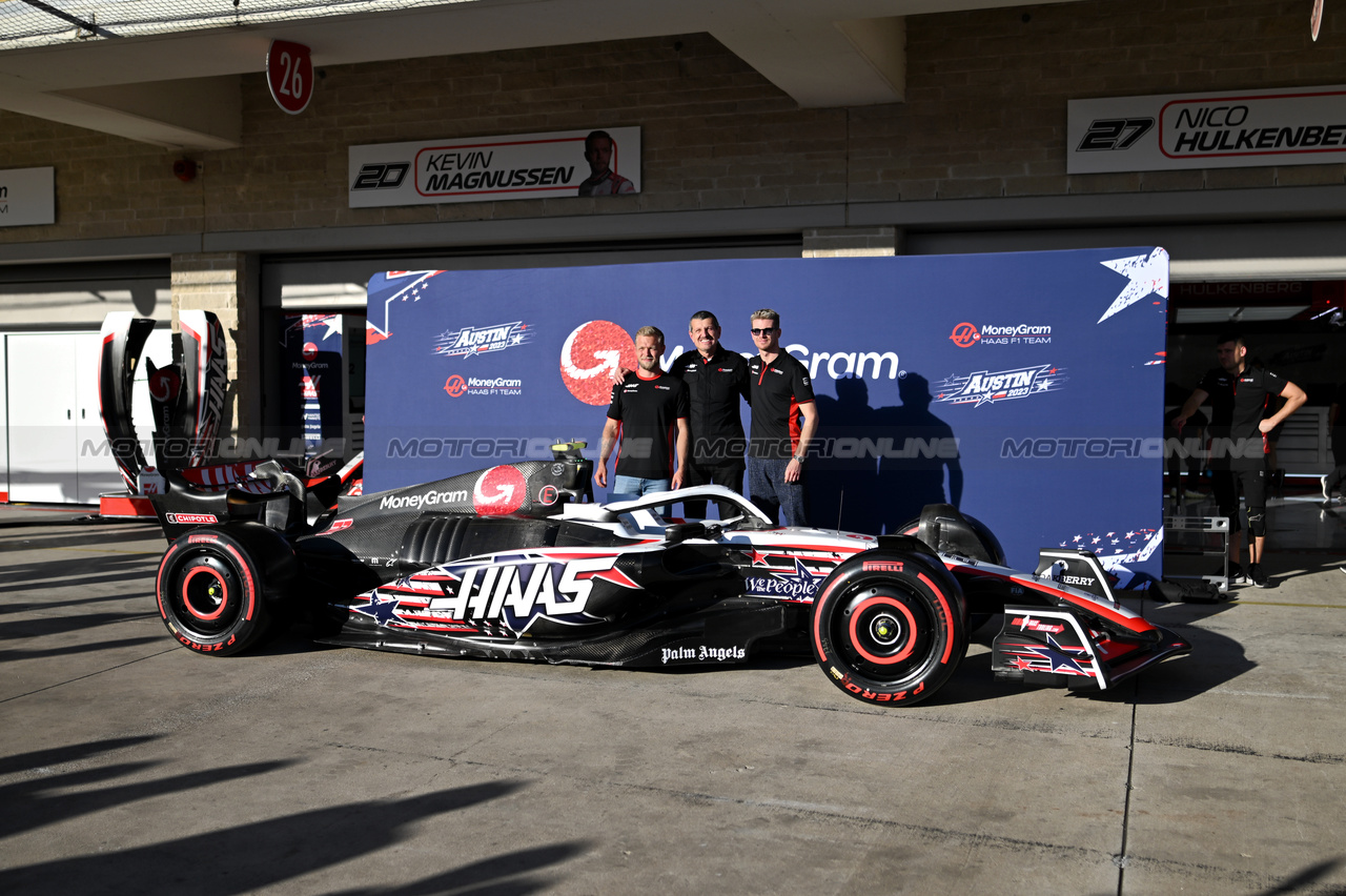GP STATI UNITI, (L to R): Kevin Magnussen (DEN) Haas F1 Team with Guenther Steiner (ITA) Haas F1 Team Prinicipal e Nico Hulkenberg (GER) Haas F1 Team.

19.10.2023. Formula 1 World Championship, Rd 19, United States Grand Prix, Austin, Texas, USA, Preparation Day.

- www.xpbimages.com, EMail: requests@xpbimages.com © Copyright: Price / XPB Images