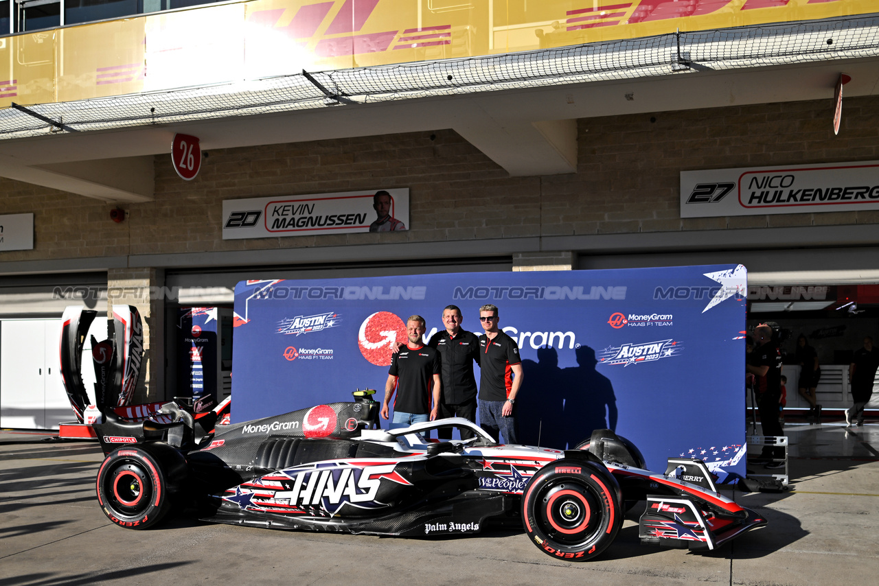 GP STATI UNITI, (L to R): Kevin Magnussen (DEN) Haas F1 Team with Guenther Steiner (ITA) Haas F1 Team Prinicipal e Nico Hulkenberg (GER) Haas F1 Team.

19.10.2023. Formula 1 World Championship, Rd 19, United States Grand Prix, Austin, Texas, USA, Preparation Day.

- www.xpbimages.com, EMail: requests@xpbimages.com © Copyright: Price / XPB Images
