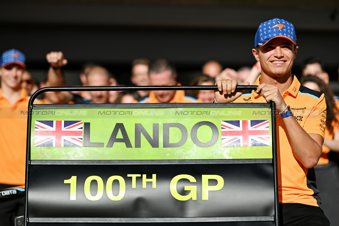 GP STATI UNITI, Lando Norris (GBR) McLaren celebrates his 100th GP with the team.

19.10.2023. Formula 1 World Championship, Rd 19, United States Grand Prix, Austin, Texas, USA, Preparation Day.

- www.xpbimages.com, EMail: requests@xpbimages.com © Copyright: Price / XPB Images
