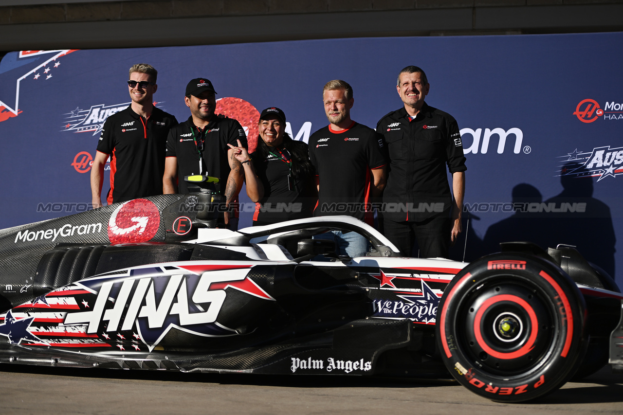 GP STATI UNITI, Nico Hulkenberg (GER) Haas F1 Team; Kevin Magnussen (DEN) Haas F1 Team; Guenther Steiner (ITA) Haas F1 Team Prinicipal, with guests.

19.10.2023. Formula 1 World Championship, Rd 19, United States Grand Prix, Austin, Texas, USA, Preparation Day.

- www.xpbimages.com, EMail: requests@xpbimages.com © Copyright: Price / XPB Images