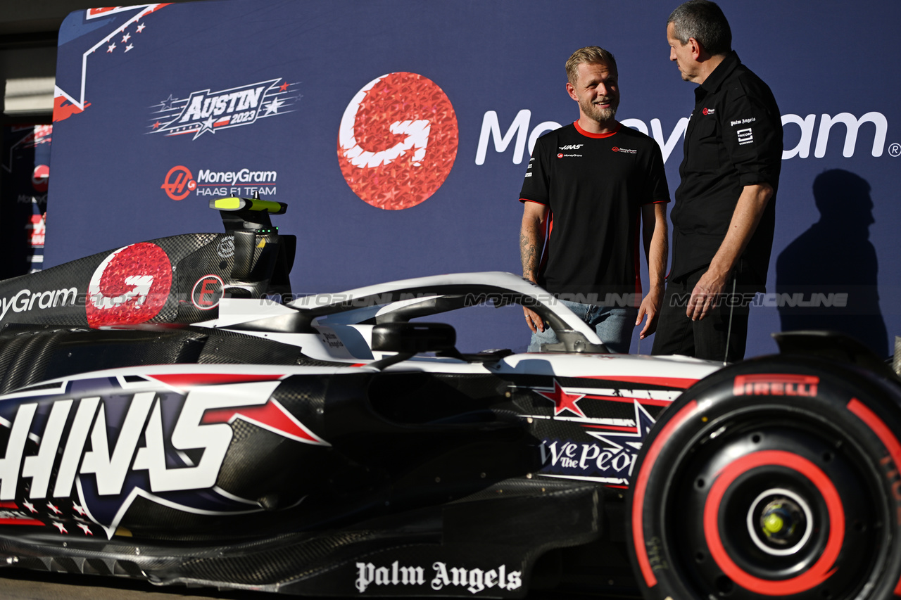 GP STATI UNITI, (L to R): Kevin Magnussen (DEN) Haas F1 Team with Guenther Steiner (ITA) Haas F1 Team Prinicipal.

19.10.2023. Formula 1 World Championship, Rd 19, United States Grand Prix, Austin, Texas, USA, Preparation Day.

- www.xpbimages.com, EMail: requests@xpbimages.com © Copyright: Price / XPB Images