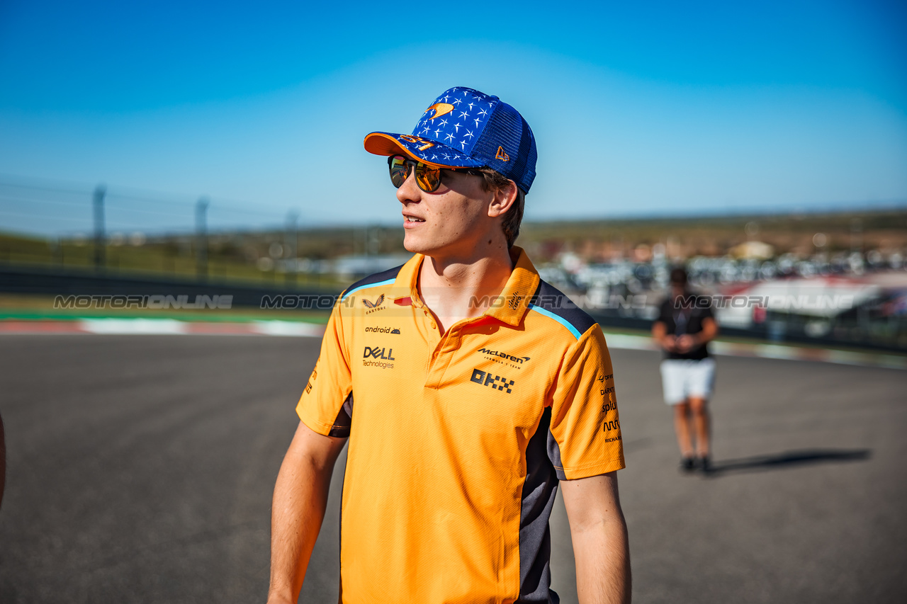 GP STATI UNITI, Oscar Piastri (AUS) McLaren walks the circuit.

19.10.2023. Formula 1 World Championship, Rd 19, United States Grand Prix, Austin, Texas, USA, Preparation Day.

- www.xpbimages.com, EMail: requests@xpbimages.com © Copyright: Bearne / XPB Images