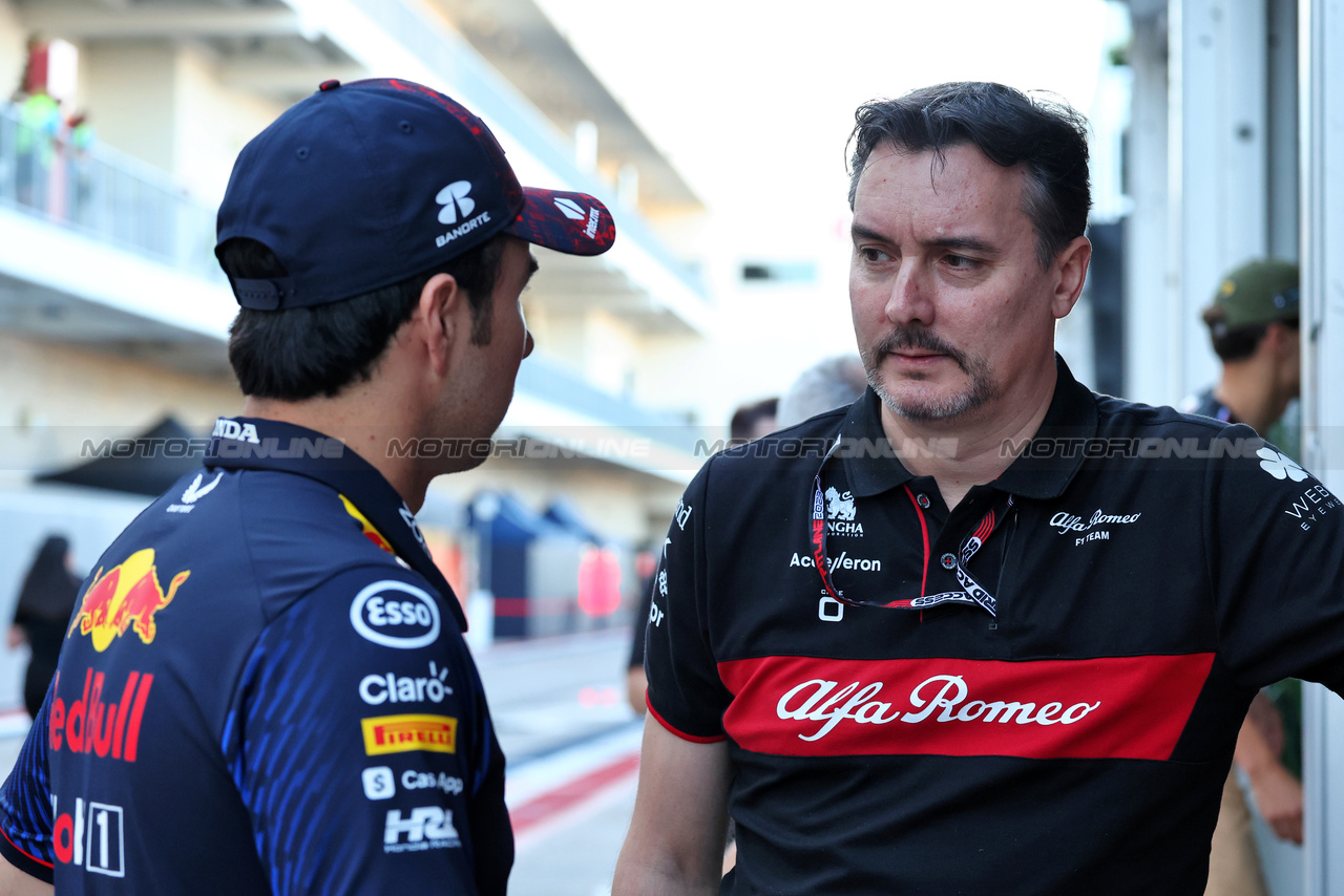 GP STATI UNITI, (L to R): Sergio Perez (MEX) Red Bull Racing with James Key (GBR) Alfa Romeo F1 Team Technical Director.

19.10.2023. Formula 1 World Championship, Rd 19, United States Grand Prix, Austin, Texas, USA, Preparation Day.

- www.xpbimages.com, EMail: requests@xpbimages.com © Copyright: Moy / XPB Images