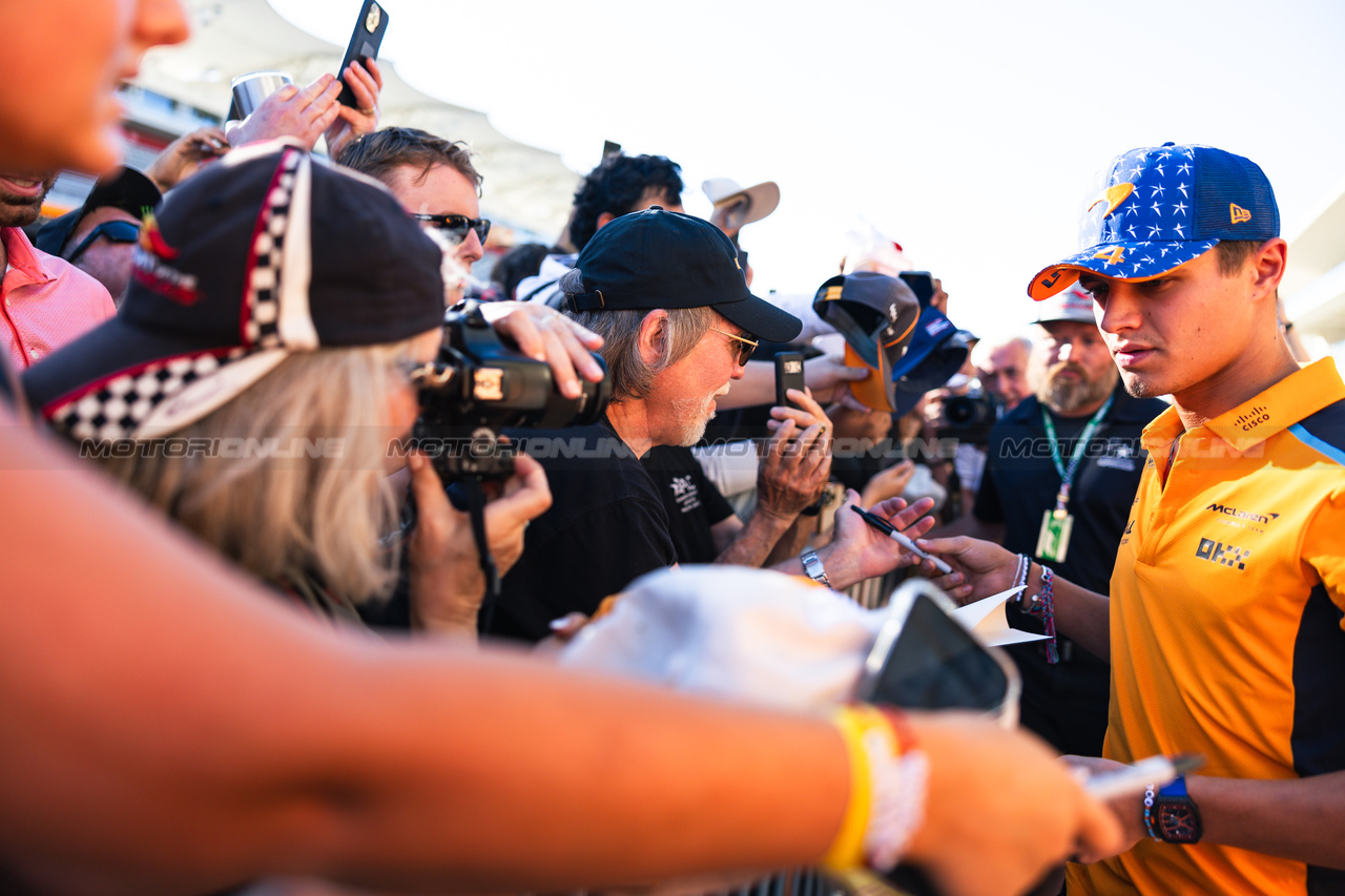 GP STATI UNITI, Lando Norris (GBR) McLaren with fans.

19.10.2023. Formula 1 World Championship, Rd 19, United States Grand Prix, Austin, Texas, USA, Preparation Day.

- www.xpbimages.com, EMail: requests@xpbimages.com © Copyright: Bearne / XPB Images