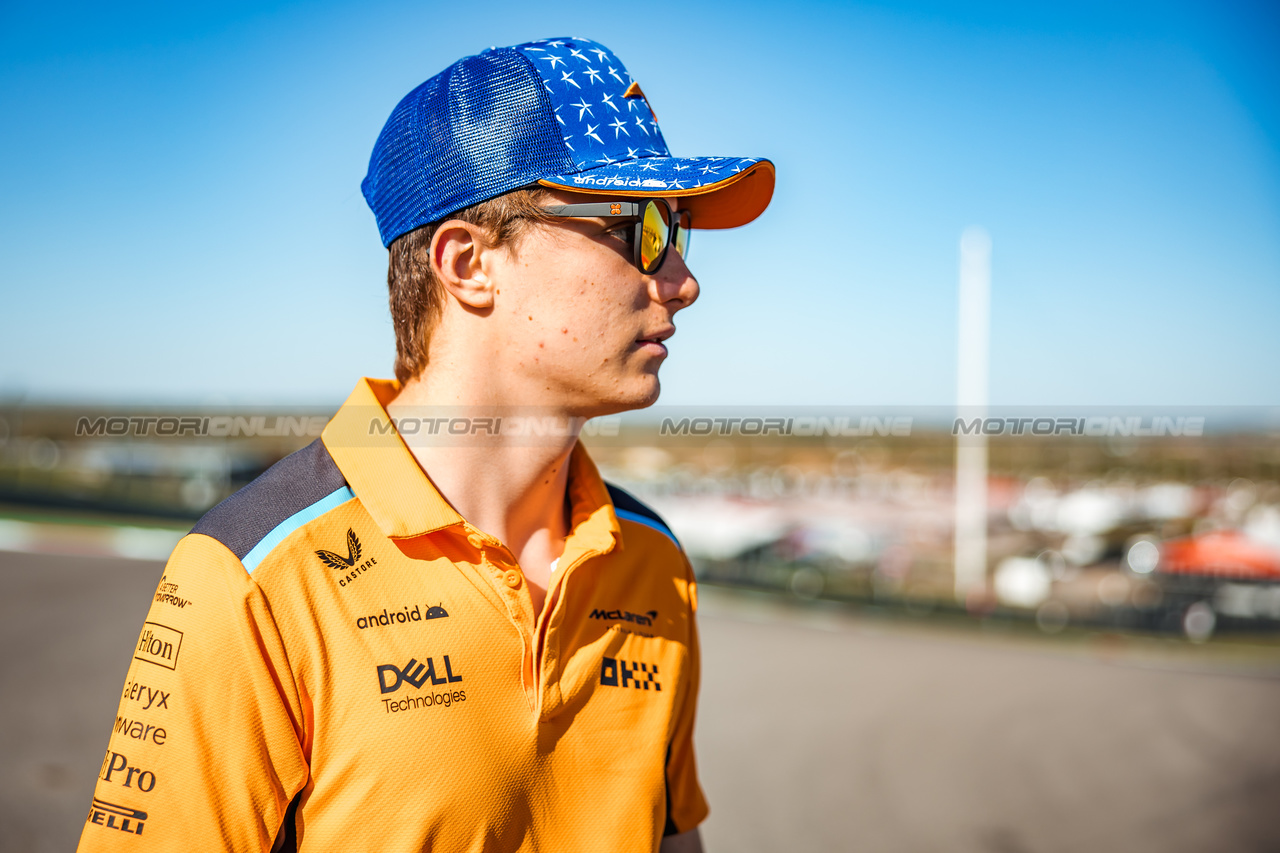 GP STATI UNITI, Oscar Piastri (AUS) McLaren walks the circuit.

19.10.2023. Formula 1 World Championship, Rd 19, United States Grand Prix, Austin, Texas, USA, Preparation Day.

- www.xpbimages.com, EMail: requests@xpbimages.com © Copyright: Bearne / XPB Images