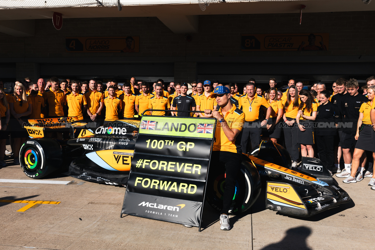 GP STATI UNITI, Lando Norris (GBR) McLaren celebrates his 100th GP with the team.

19.10.2023. Formula 1 World Championship, Rd 19, United States Grand Prix, Austin, Texas, USA, Preparation Day.

- www.xpbimages.com, EMail: requests@xpbimages.com © Copyright: Bearne / XPB Images