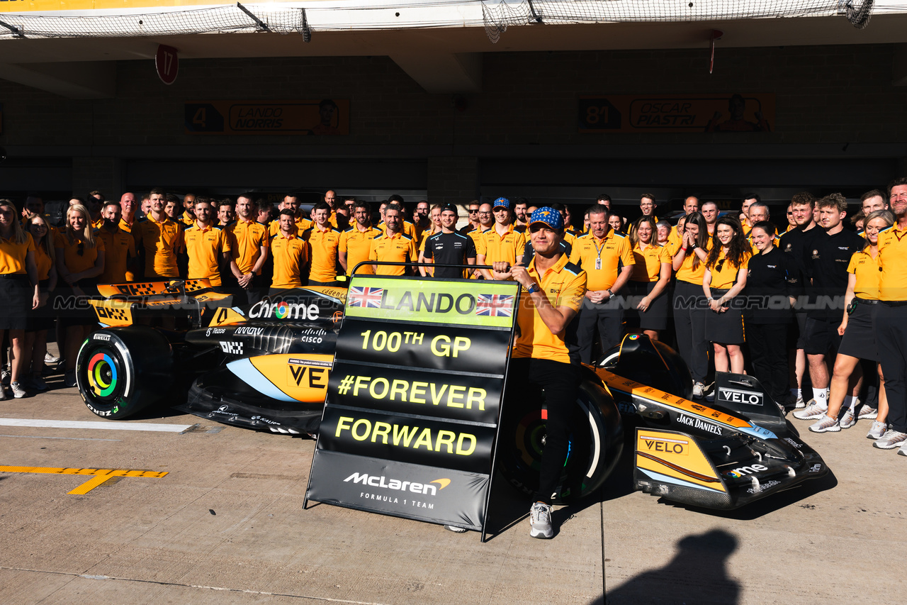 GP STATI UNITI, Lando Norris (GBR) McLaren celebrates his 100th GP with the team.

19.10.2023. Formula 1 World Championship, Rd 19, United States Grand Prix, Austin, Texas, USA, Preparation Day.

- www.xpbimages.com, EMail: requests@xpbimages.com © Copyright: Bearne / XPB Images