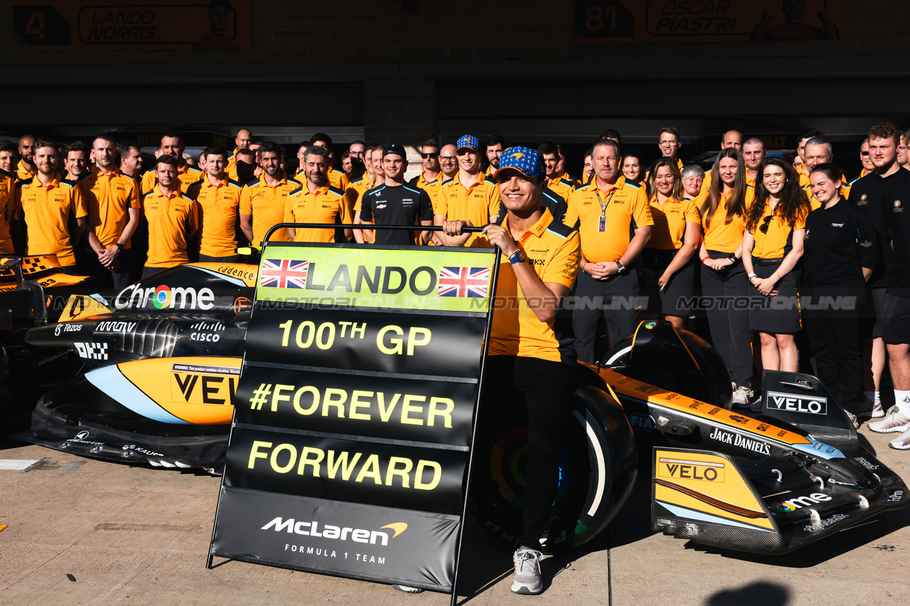 GP STATI UNITI, Lando Norris (GBR) McLaren celebrates his 100th GP with the team.

19.10.2023. Formula 1 World Championship, Rd 19, United States Grand Prix, Austin, Texas, USA, Preparation Day.

- www.xpbimages.com, EMail: requests@xpbimages.com © Copyright: Bearne / XPB Images