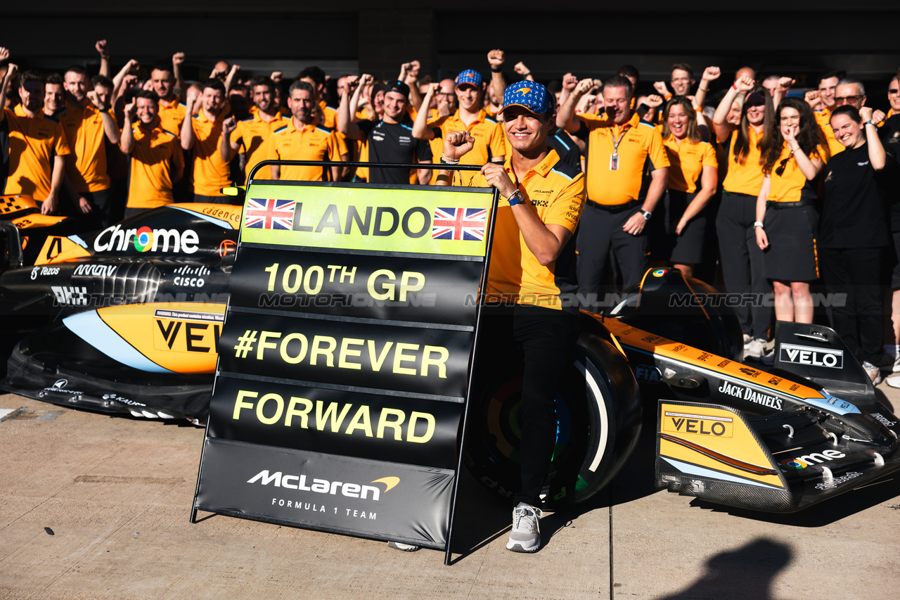 GP STATI UNITI, Lando Norris (GBR) McLaren celebrates his 100th GP with the team.

19.10.2023. Formula 1 World Championship, Rd 19, United States Grand Prix, Austin, Texas, USA, Preparation Day.

- www.xpbimages.com, EMail: requests@xpbimages.com © Copyright: Bearne / XPB Images