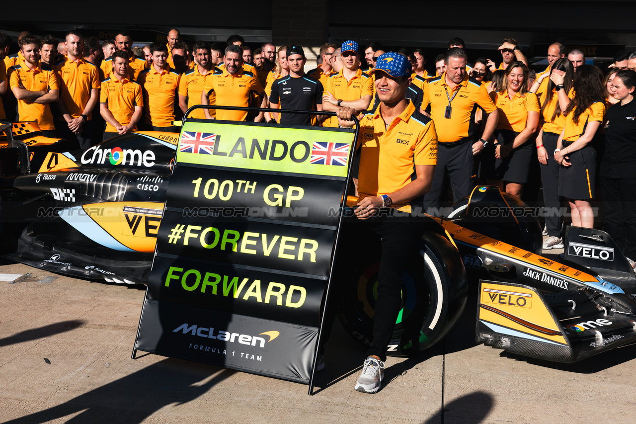 GP STATI UNITI, Lando Norris (GBR) McLaren celebrates his 100th GP with the team.

19.10.2023. Formula 1 World Championship, Rd 19, United States Grand Prix, Austin, Texas, USA, Preparation Day.

- www.xpbimages.com, EMail: requests@xpbimages.com © Copyright: Bearne / XPB Images