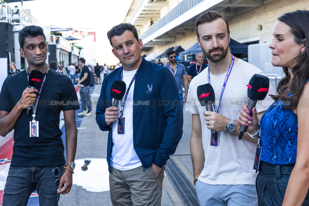 GP STATI UNITI, (L to R): Lawrence Barretto (GBR) Formula 1 Senior Writer Editor; Will Buxton (GBR) F1 Digital Presenter; James Hinchcliffe (CDN) IndyCar Driver; e Laura Winter (GBR) F1 Presenter.

19.10.2023. Formula 1 World Championship, Rd 19, United States Grand Prix, Austin, Texas, USA, Preparation Day.

- www.xpbimages.com, EMail: requests@xpbimages.com © Copyright: Bearne / XPB Images