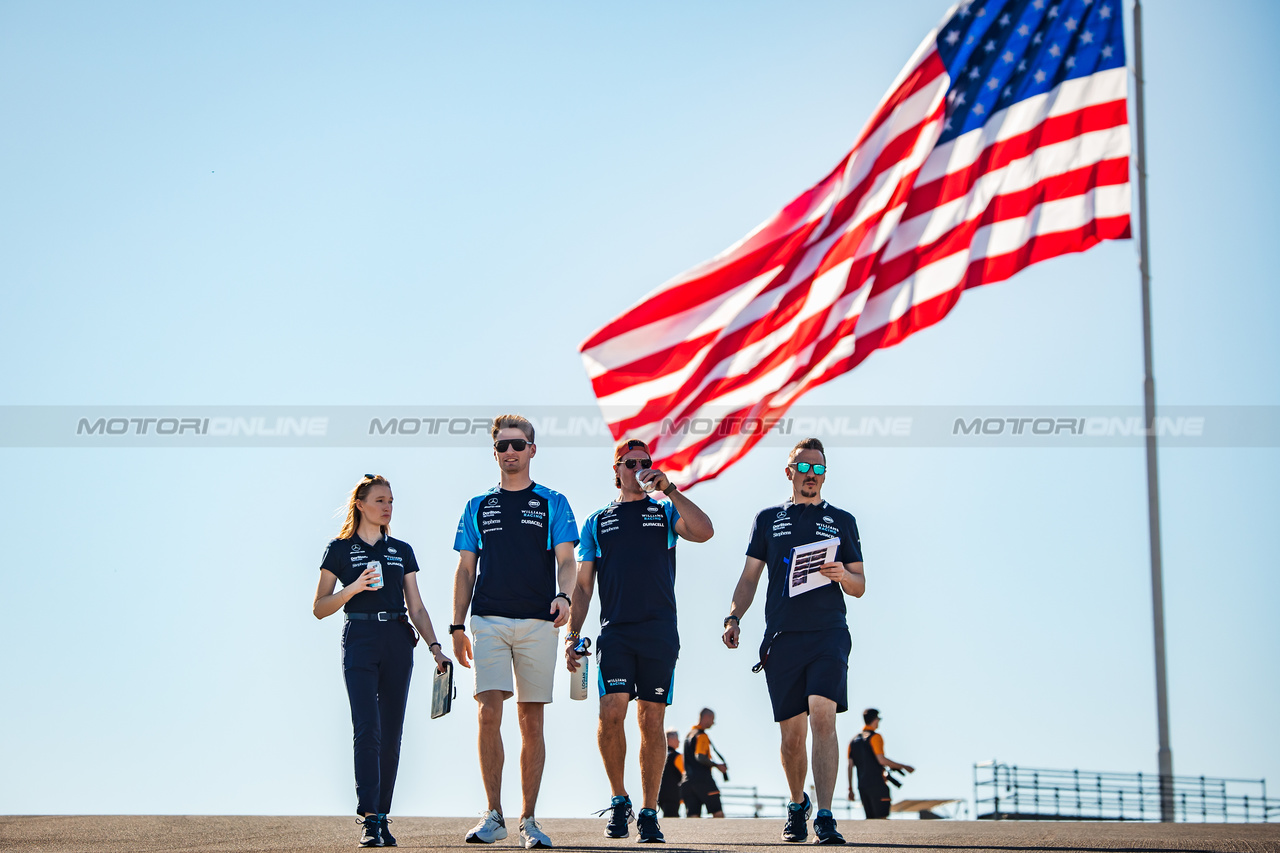 GP STATI UNITI, Logan Sargeant (USA) Williams Racing walks the circuit with Elizabeth Wood Boyer (GBR) Williams Racing Performance Engineer; Ben Jacobs (AUS) Williams Racing Personal Trainer; e Gaetan Jego, Williams Racing Gara Engineer.

19.10.2023. Formula 1 World Championship, Rd 19, United States Grand Prix, Austin, Texas, USA, Preparation Day.

- www.xpbimages.com, EMail: requests@xpbimages.com © Copyright: Bearne / XPB Images