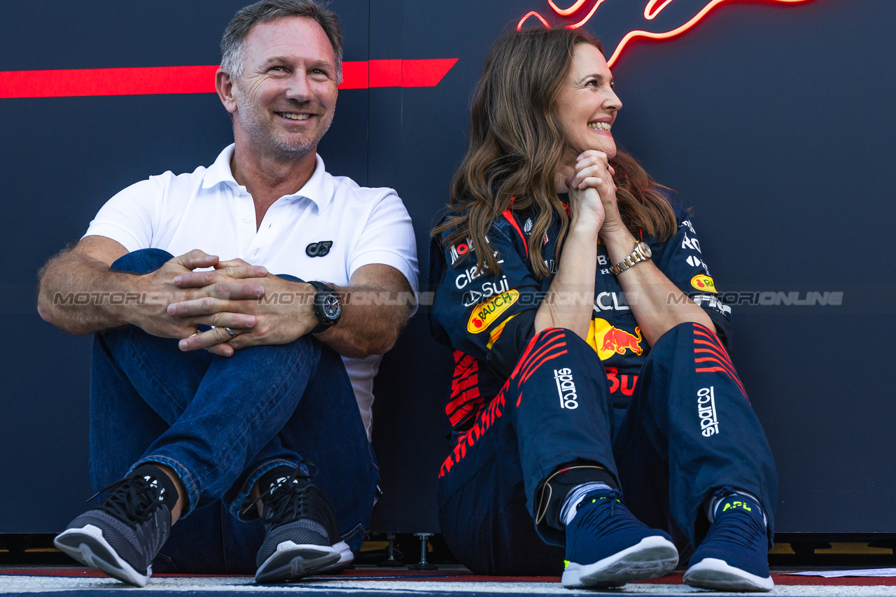 GP STATI UNITI, (L to R): Christian Horner (GBR) Red Bull Racing Team Principal with Drew Barrymore (USA) Actress.

19.10.2023. Formula 1 World Championship, Rd 19, United States Grand Prix, Austin, Texas, USA, Preparation Day.

- www.xpbimages.com, EMail: requests@xpbimages.com © Copyright: Bearne / XPB Images